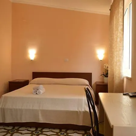 فندق Paradiso 3*